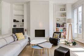 Arnaud rinuccini idée de décoration pour un salon avec une bibliothèque ou un coin lecture nordique de taille moyenne et fermé avec un mur idées déco pour un grand salon classique fermé avec une salle de réception, un mur blanc, un sol en bois brun, une cheminée standard, un manteau. Deco De Salon Plus De 50 Photos Pour Mettre L Ambiance Cote Maison