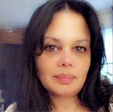 Yagua de la Palma Real. Con ella creamos diversas artesanías y utilidades,  además es material de construcción y la usamos para jugar y tirarnos loma  abajo. La Palma Real también es medicinal,