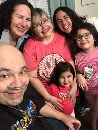 Recibir buenos amigos, siempre es una bendición! ¡Gracias, Weena Mendez y Mayra  Acevedo Webb, por venir desde Tampa, a pasar un buen rato con nosotros!  ¡Dios les bendiga! #amigos #hermanos #solidaridad #pasadetodoperotodopasa