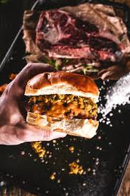 Dry Aged Burger Burger 100 Dry Aged Cheddar Ingles Relish De Pepino Foto De Raw Burger N Bar Sao Paulo Tripadvisor