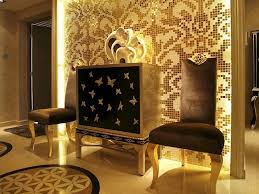خلفيات ذهبية 52 صورة أي نوع من الستائر والأثاث مناسبة للجدران ذات اللون الذهبي والطلاء الأبيض والذهبي في داخل القاعة وكيفية اختيار التركيبة الصحيحة من الظلال