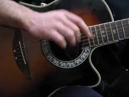 Lam rem mi7 lam è una notte senza luna ubriaco canta amore alla fortuna lam rem mi7 lam senza freddo e senza pane ubriaco canta amore alle persiane sol lam seduto sull'asfalto che fuma sol lam sembra un tempo da medioevo. Idea Ritmo 3 Passi Avanti Cover Bandabardo Tutorial Accordi Youtube