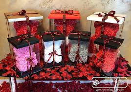 The teddy bear hasn't got dark eyes. Rose Bear Box Rose Petals Shipping Within 24h Buy Now