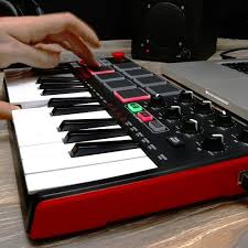 Novation Launchkey Mini 25 Note Usb Keyboard Controller Mk2 Version The Akai Mpk Mini Mk 2 A Very Powerful Little Keyboard Controller Https Usbmidicontrollers Com Akai Mpk Mini 2 Teclado Instrumentos Musicais Instrumentos
