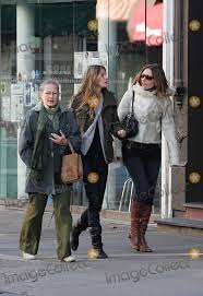 Gisele bündchen news, gossip, photos of gisele bündchen, biography, gisele gisele bündchen is a 40 year old brazilian model. Photos And Pictures Brazilian Supermodel Gisele Bundchen Who Is Currently Dating New England Patriots Quarterback Tom Brady Was Spotted Walking Around The West Village With Her Mother Vania Her Father Valdir