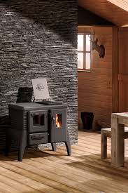 Ob Sommer Oder Winter Auf Einer Hutte In Den Bergen Mochte Man Es Immer Schon Warm Haben Fur Den Kompakten Und Zeitlosen Kaminofen Von B Kaminofen Kamin Ofen