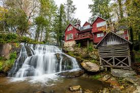 Auch am wasserfall haben sie die möglichkeit, ihr dinner in ihrem wohnmobil einzunehmen. Bilder Vereinigte Staaten Transylvania North Carolina Natur Felsen