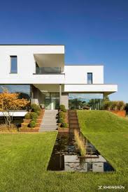 Minimalistische Gartengestaltung Am Hang Mit Wasserbecken Aus Cortenstahl Und Garten Gartengestaltung Architecture Residential Architecture Facades Architecture House