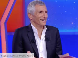 Embêté par une question, nagui a du improviser. Nagui Tout Le Monde Veut Prendre Sa Place Cette Astuce Revelee Qui Ne Va Pas Plaire A Tf1 Femme Actuelle Le Mag