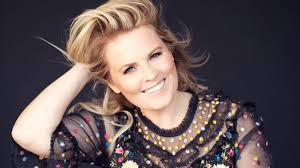 Linda zervakis gilt als aushängeschild gelungener integration. 20 Hochzeitstag Patricia Kellys Worte Zum Brautkleid Foto Gehen Richtig Ans Herz