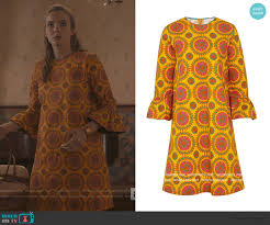 The series follows eve polastri , a british intelligence investigator tasked with capturing psychopathic assassin villanelle (jodie comer). Wornontv Villanelle S Yellow Geometric Print Dress On Killing Eve Jodie Comer Clothes And Wardrobe From Tv