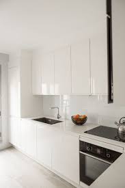 Cuisine Renovee Par Nuance D Interieur Cuisine Renovation Piecelumineuse Epuree Cuisinelumine En 2020 Cuisine Moderne Blanche Cuisines Dans Salon Cuisine Moderne