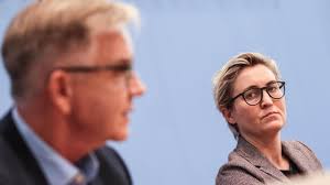 Sahra Wagenknecht: Die "Linke" geht wegen Corona-Aussagen auf Distanz