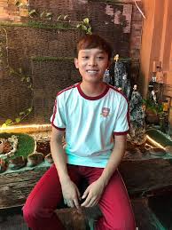 Hồ văn cường sau 2 năm đạt quán quân giọng hát việt nhí 2016, ca sĩ nhí nay đã khác về diện mạo và phong cách ăn mặc. TrÆ°á»›c Khi Ra Rieng Cuá»™c Sá»'ng Cá»§a Ca SÄ© Que Tiá»n Giang Ben á´áº¹ Phi Nhung Ra Sao