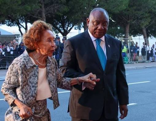 They have been together for 30 years !! The President of South Africa, Cyril Ramaphosa and the first lady, Dr. Tshepo Motsepe got married in 1996 and have four children together. 30