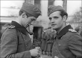 In bislang verborgenen erinnerungen denkt ihre schwester zurück an die sie schreibt vom verklärten angesicht sophies in dieser stunde, das noch einmal in seinen jugendfarben seltsam schön und. Hans Scholl