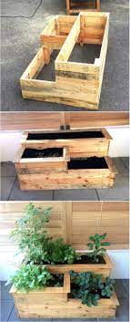 Bac a fleurs plantes en vrai bois de très belles apparences acajou très bonne état super beau bac a fleur en vrai bois de couleur style acajou très solide avec motifs sculpté sur bois. Bac A Fleur Bois Palette Wood Pallet Planters Garden Projects Pallet Planter