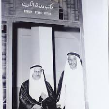 الشيخ راشد بن سعيد ال مكتوم حاكم دبي وأمير الكويت الراحل الشيخ صباح السالم الصباح امام مكتب الكويت بدبي والذي تحول الى Middle Eastern History Photo Insta Pic