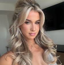 Leah Hoffman's Instagram, Twitter & Facebook