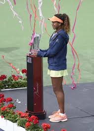 Naomi Osaka De Japon Posa Con El Trofeo Del Campeonato Despues De Derrotar A Daria Kasatkina De Rusia Durante La Final Fem Daria Kasatkina Tennis Workout Osaka