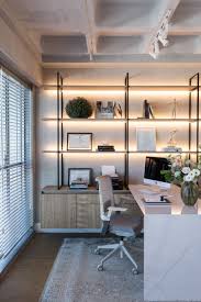 A Mesa De Atendimento Na Pedra Branco Prime Calacatta E A Estante Em Madeira Metalon As Prat Home Office Design Office Interior Design Modern Office Design