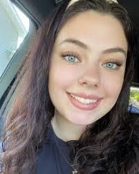 Deanna Warren's Instagram, Twitter & Facebook