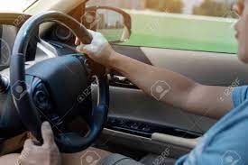車を人が車旅行道路制御ステアリング ホイールを握って手マンの写真素材・画像素材 Image 84270750