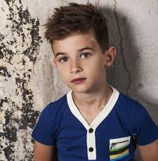 cooler haarschnitt fur kleine jungen seitlich gekammte haare jungs haarschnitte kleinkind junge haarschnitt kinder frisuren