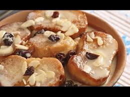 Aromatic capirotada is the mexican version of bread pudding, consisting of old bread, chunks of nuts and fruits, cinnamon, brown sugar, sweet syrup, and cheese on top. Receta Como Hacer Capirotada Capirotada De Leche Capirotada Youtube