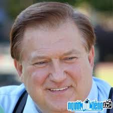 Nhà báo John Simpson