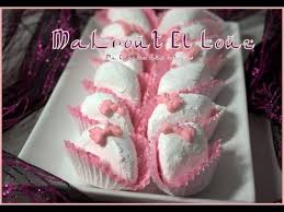 Recette A Base D Amande Citron Oeuf Et Recouvert De Sucre Glace Makrout El Louz Est Un Classique De La Patisserie Al Makrout El Louz Makrout Gateau Algerien