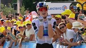 Wat een finale! Vollering kraakt Niewiadoma op muurtje in Nice, wint en pakt geel