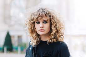 Street Style Les Plus Beaux Looks Beaute Vus A La Fashion Week De Milan Curly Hair Styles Blonde Curly Hair Curly Hair With Bangs