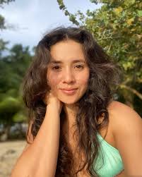 ✨A veces solo necesito mar, sol y mi propia compañía. Estar en el mar me da  demasiada paz ✨🌸 Aquí recargo mi energía, me escucho, me abrazo… Y me doy  cuenta de