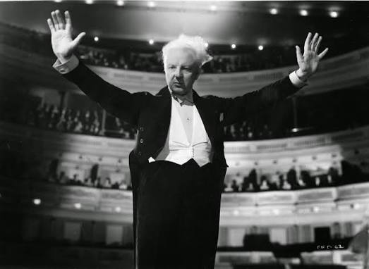 Leopold Stokowski's conducting style without a baton