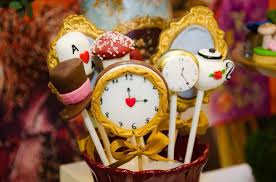 Alice através do espelho é um livro de charles lutwidge dogson, conhecido como lewis carroll. Pin De Patricia Standridge Main Em Alice Atraves Do Espelho Alice Trough The Looking Glass Alice Alice No Pais Das Maravilhas Ideias Para Decoracao De Festa