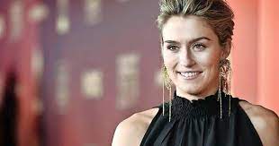Wat vindt zijn vriendin estavana polman (28) daar eigenlijk van? Twitter Estavana Polman Hacked Stuffed With Arabic Lyrics Entertainment World Today News