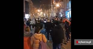Noszenie maseczek stało się czymś normalnym, choć czasem uciążliwym. Macarena Na Krupowkach Impreza W Zakopanem Bez Maseczek I Dystansu