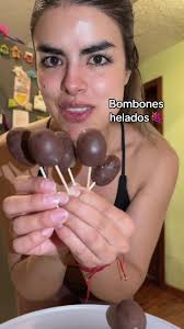 Receta fácil de bombones helados con uvas y chocolate