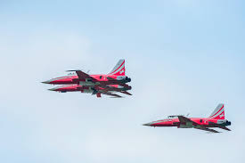 L'armée suisse fait une marche militaire sur we will rock you de queen. Kollision Von Zwei F 5 Tiger Der Patrouille Suisse In Leeuwarden Voruntersuchung Eroffnet Cockpit