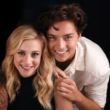Cole sprouse freundin / foto: Cole Sprouse Und Lili Reinhart Sind Sie Doch Nicht Getrennt Gala De