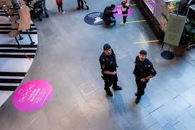 En stor polisinsats pågår i berga centrum i linköping efter larm om en skottlossning. Start Polismyndigheten