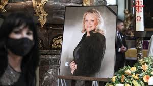 Ve svém „sexuálním deníku vylíčil i milostné peripetie s dalšími dámami zvučných jmen. Velky Clovek A Normalni Zenska Vzpominal Dyk S Evou Pilarovou Se Loucilo 300 Lidi Aktualne Cz