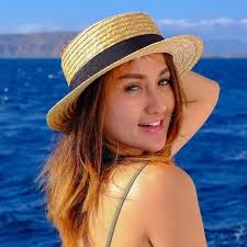 10 Potret Tengku Dewi Putri saat liburan di pantai, bikin susah kedip