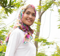 Grosir perlengkapan muslimah yang nyaman dan trendy. 10 Trik Gaya Hijabers Bertubuh Pendek Morphidae