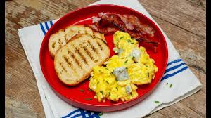 Maionese, lattuga, tacchino, pomodoro e bacon: Uova Strapazzate Con Gorgonzola Dolce Su Pane Tostato E Bacon Youtube