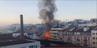 Muchos filósofos contemporáneos mencionaron o hicieron referencia al terremoto en sus escritos, notablemente voltaire en cándido y en su poème sur le désastre de lisbonne (poema sobre el desastre de lisboa). Visao Predio Desaba No Centro De Lisboa Depois De Uma Explosao Veja As Imagens