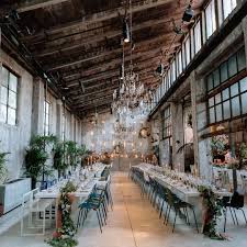 Ob In Der Alten Fabrikhalle Oder In Der Garage Hochzeit Im Industrial Chic Stil Gewunscht Wir Verraten Euch Industrial Wedding Rustic Glam Table Decorations