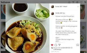 Goreng pempek hingga matang kecokelatan. Diah Didi S Kitchen Pempek Isi Telur Asin