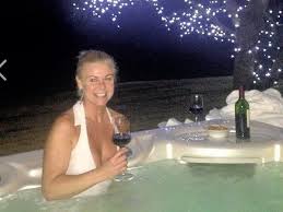 With heavy hearts, the family of art clarke, announce his passing on august 8, 2021. Mandy Hendry Stephen Hendry S Dumped Wife Soothes Away Heartbreak In Hot Tub With Glass Of Wine And Gay Best Pal Mirror Online